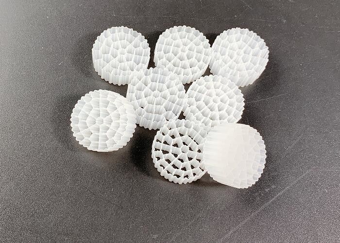 สีขาว SBR การบําบัดน้ํากระบวนการ MBBR สื่อกรอง ROHS REACH