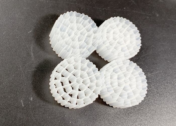 สีขาว SBR การบําบัดน้ํากระบวนการ MBBR สื่อกรอง ROHS REACH